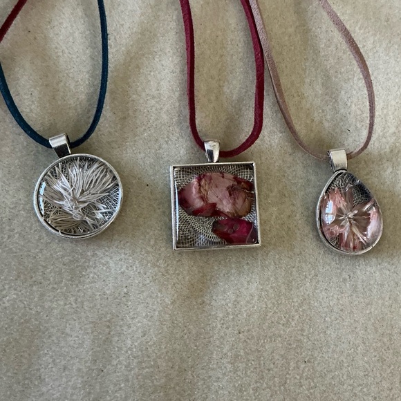 Handcrafted Floral glass Pendant Necklace Set - Picture 2 of 2